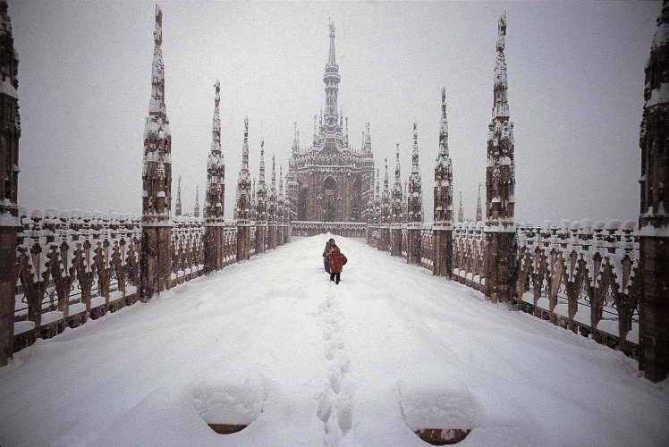 p-116-Mario-De-Biasi-La-nevicata-dell'85-sul-tetto-del-Duomo_BASSA